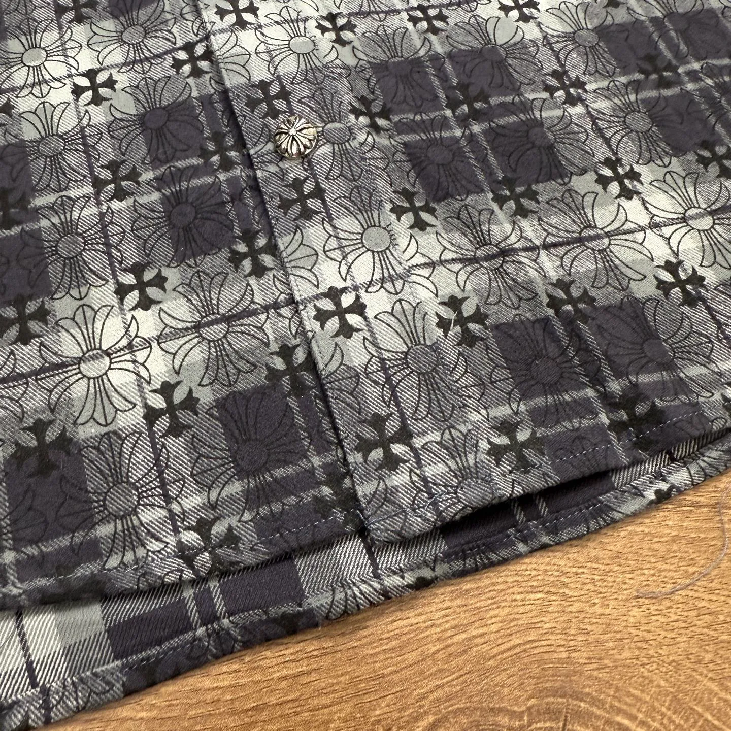 P230 💰Model number B26 Chrome Hearts classic cashew flower cross all-over printed jacquard long-sleeved top couple casual shirt 1️⃣Customized original jacquard fabric, high-quality pure cotton jacquard plaid fabric, soft and comfortable to the touch, a very high-quality fabric! 2️⃣The details of the workmanship are perfectly controlled. The lining is made of vest hemming, and the cuffs are made of double cross leather labels. It is different from the ordinary version. The collar is also designed with interlining, which shows high-end fashion and personality. The style is fashionable, simple and elegant, and it is a very versatile jacket! 4⃣️Complete accessories, all customized with original versions! Same style for men and women Color: cashew black Size: S, M, L, XL